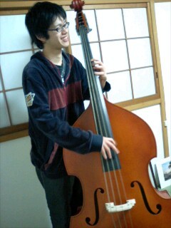 こうやって弾くんだよ.jpg