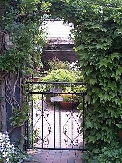 English Garden 緑のゲート.jpg
