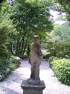 English Garden 女神の像.jpg