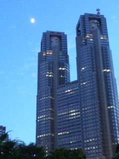 新宿の月.jpg